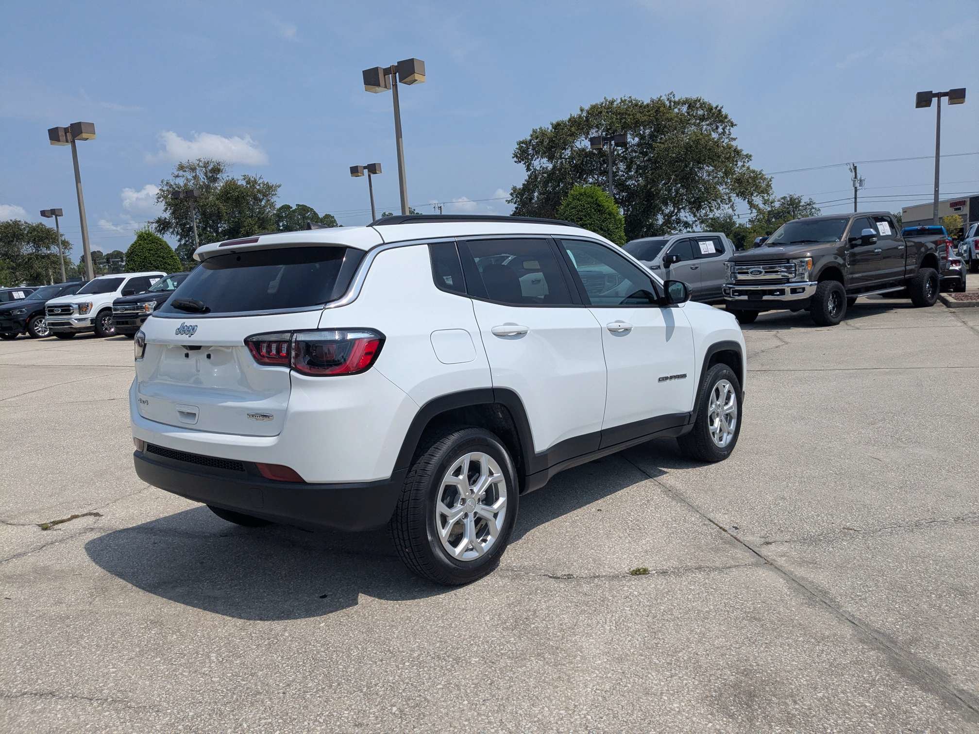 Used 2024 Jeep Compass Latitude AWD/4WD image 4
