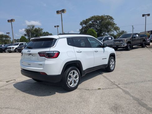 Used 2024 Jeep Compass Latitude AWD/4WD image 4