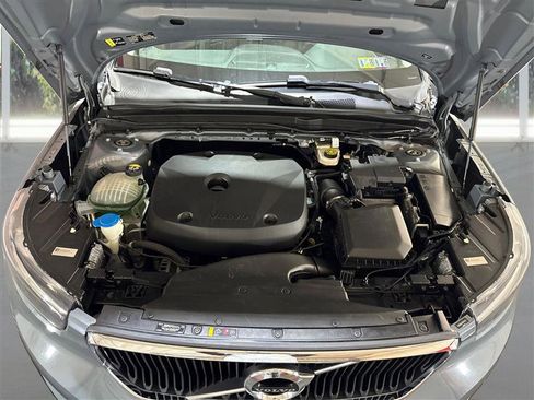 Used 2022 Volvo XC40 T5 Momentum image 21