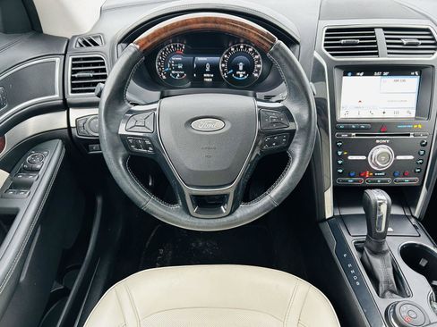 Used 2017 Ford Explorer Platinum image 18