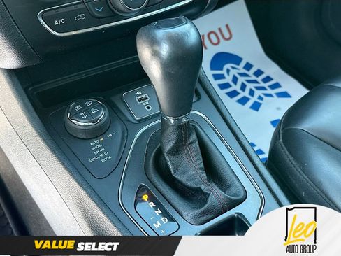 Used 2019 Jeep Cherokee Trailhawk w/ Cold Weather Group AWD/4WD image 16