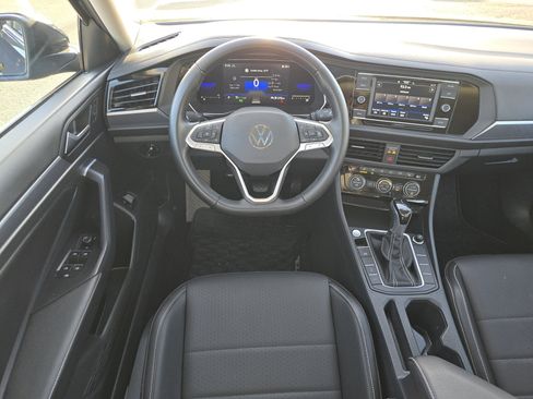 Certified 2023 Volkswagen Jetta SE w/ Panoramic Sunroof Package image 19