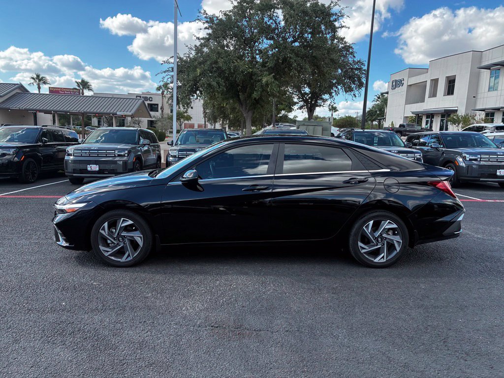 Certified 2025 Hyundai Elantra Limited FWD image 2