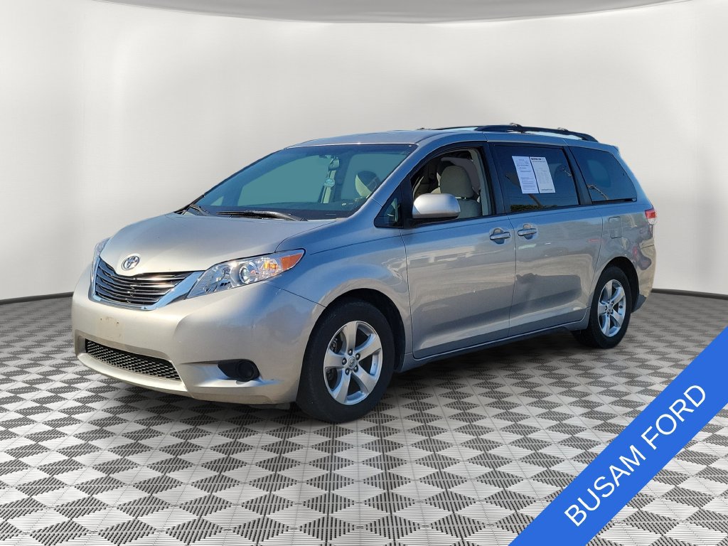 Used 2014 Toyota Sienna LE FWD image 2