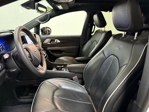 Used 2025 Chrysler Pacifica Limited FWD image 16