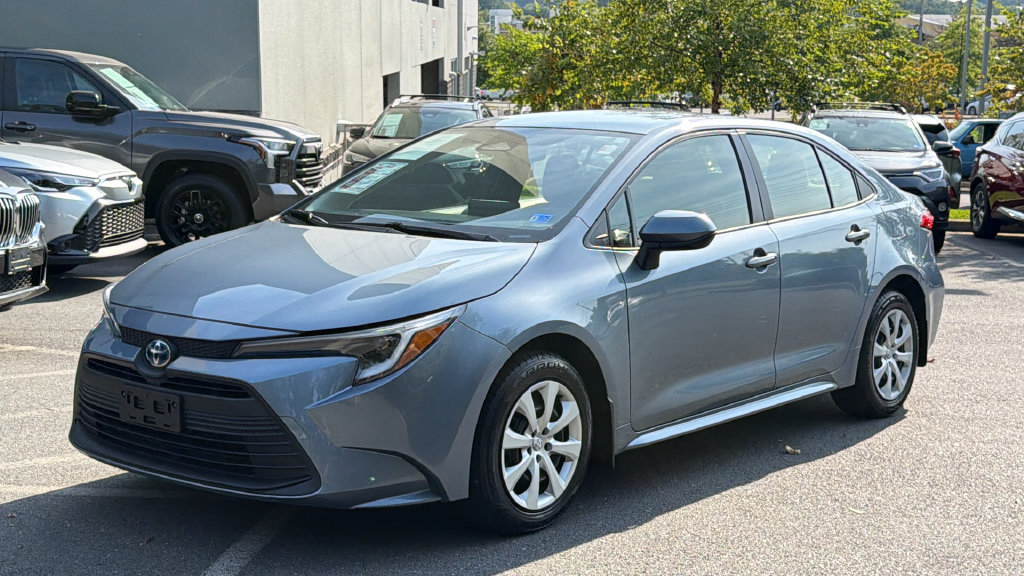 Used 2025 Toyota Corolla LE FWD image 2