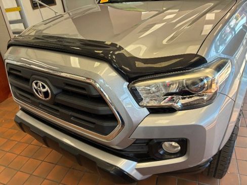 Used 2016 Toyota Tacoma SR5 w/ SR5 Appearance Package (SN) image 6