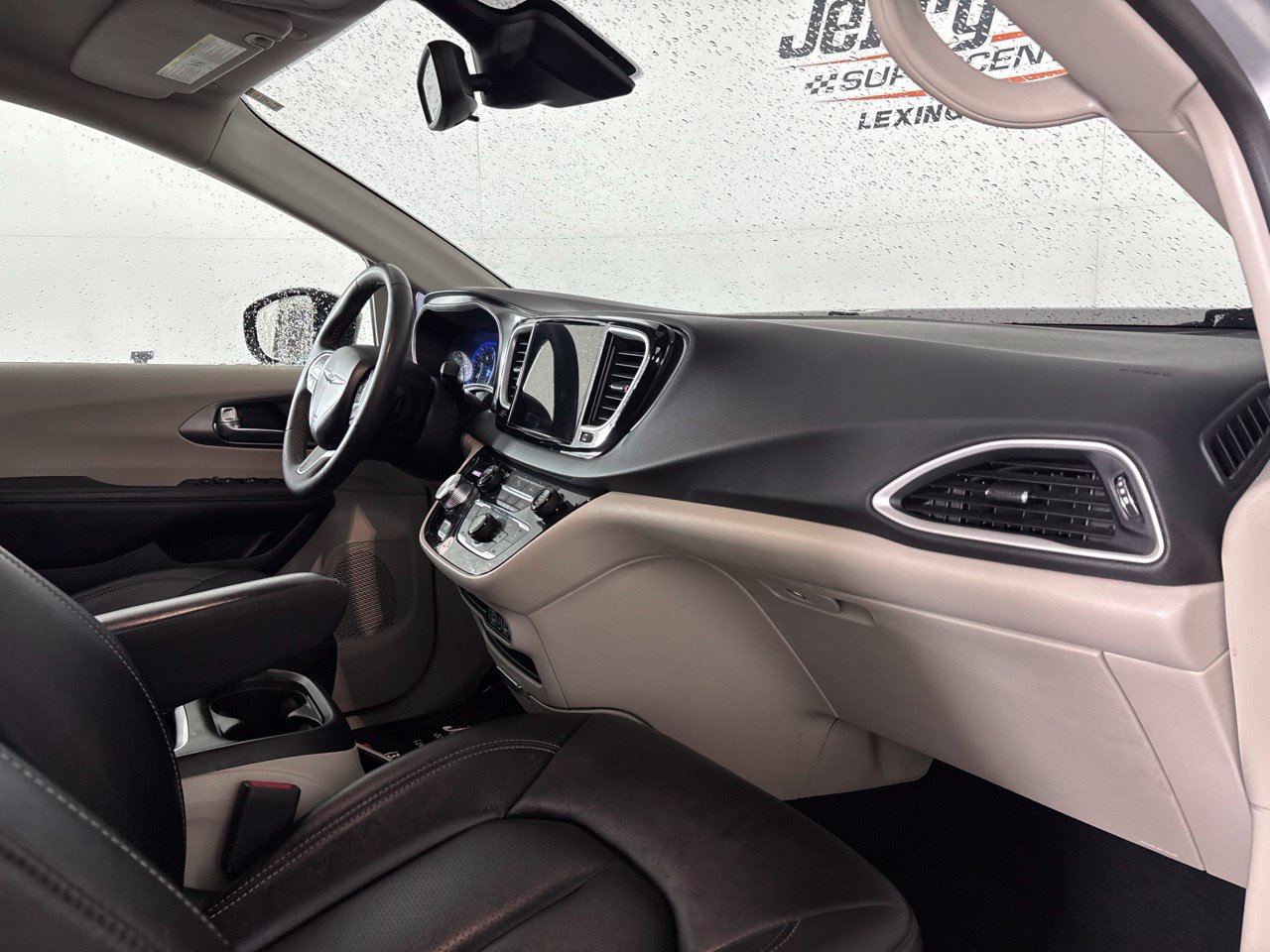 Used 2024 Chrysler Pacifica Touring-L FWD image 25