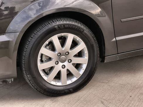 Used 2015 Chrysler Town & Country LX FWD image 9