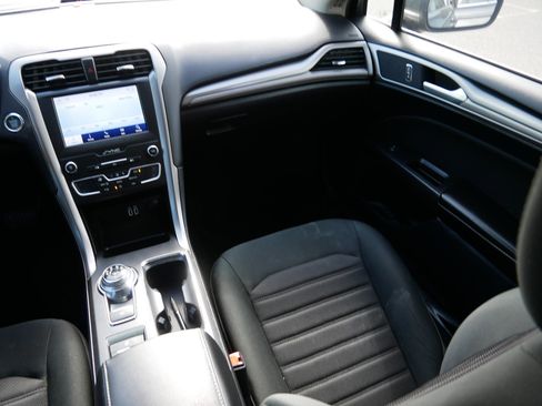 Used 2020 Ford Fusion SE FWD image 11