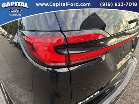 Used 2024 Chrysler Pacifica Touring-L image 15
