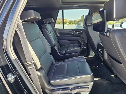 Used 2023 GMC Yukon SLT w/ SLT Premium Package image 12