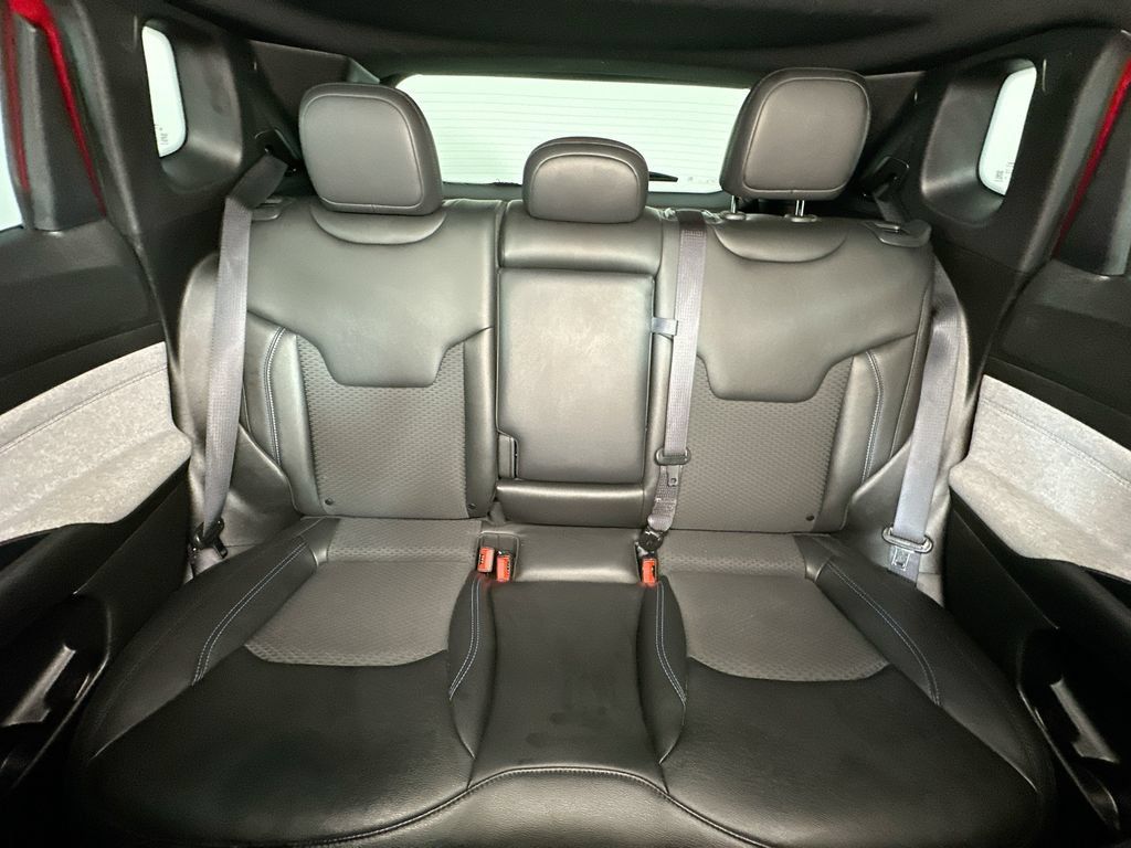 Used 2025 Jeep Compass Latitude w/ Sun & Sound Group AWD/4WD image 13