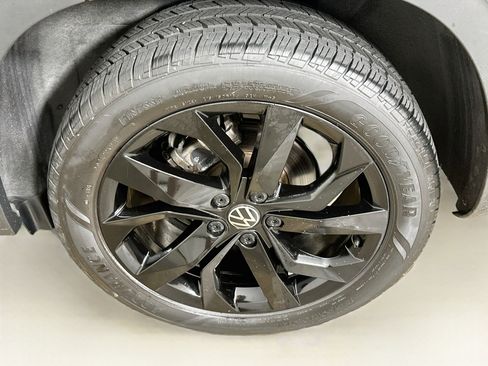 Used 2024 Volkswagen Taos SE FWD image 11