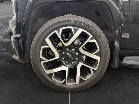 Used 2025 Chevrolet Silverado EV RST AWD/4WD image 31