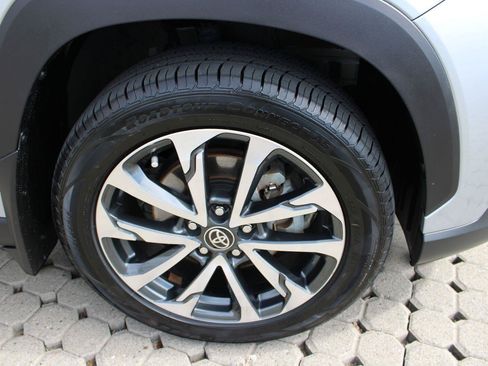 Used 2022 Toyota Corolla Cross XLE w/ Convenience Package FWD image 13