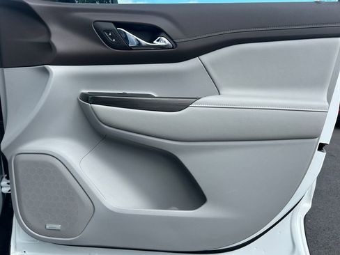 Used 2023 GMC Acadia SLT image 25