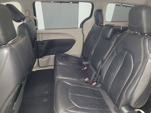 Used 2017 Chrysler Pacifica Touring-L FWD image 18