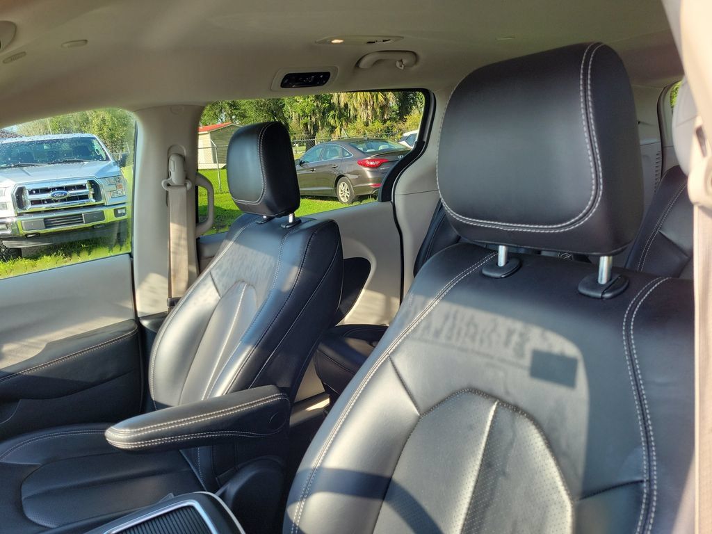 Used 2023 Chrysler Pacifica Touring-L FWD image 25