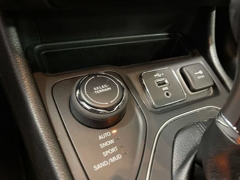 Used 2022 Jeep Cherokee Latitude Lux w/ Sun & Sound Group AWD/4WD image 31