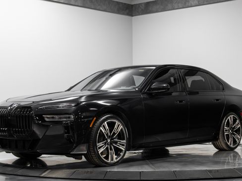 Used 2023 BMW 760i xDrive image 2