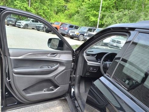 Used 2023 Jeep Grand Cherokee Limited w/ Luxury Tech Group II AWD/4WD image 15