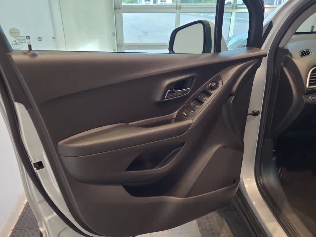 Used 2020 Chevrolet Trax LT w/ Driver Confidence Package FWD image 9