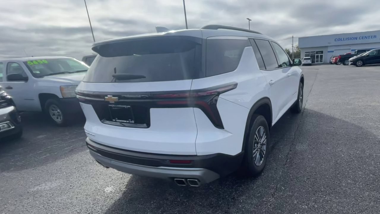 Used 2025 Chevrolet Traverse LT FWD image 9