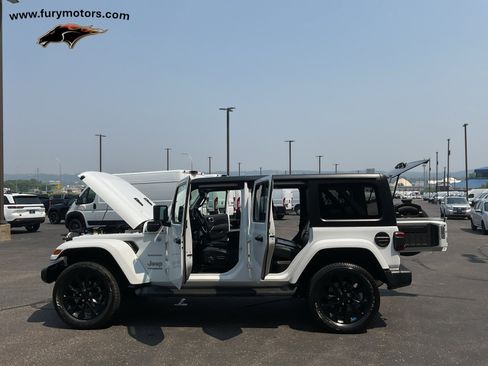 Used 2022 Jeep Wrangler Unlimited Sahara w/ Cold Weather Group image 32