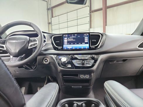 Used 2025 Chrysler Pacifica Select FWD image 27