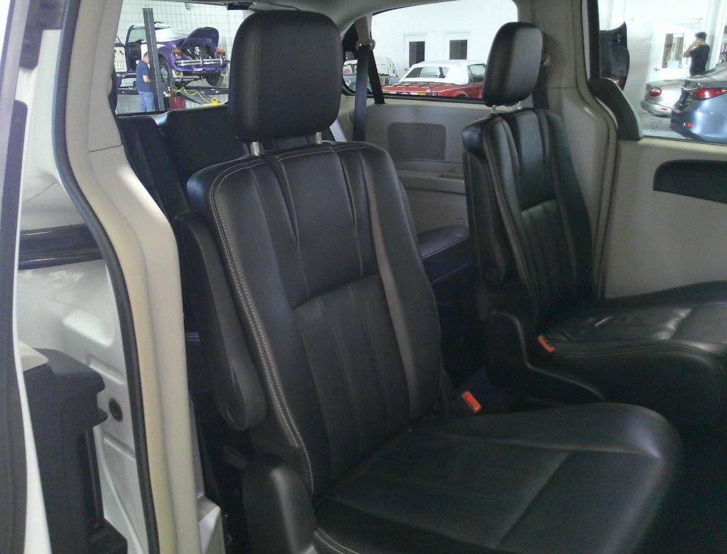 Used 2014 Chrysler Town & Country Touring FWD image 30