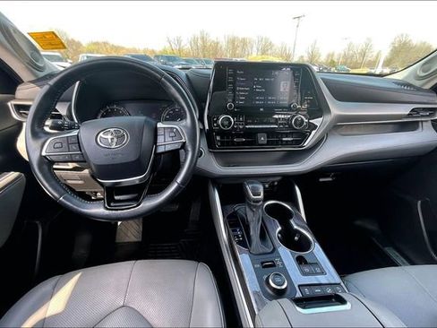 Used 2021 Toyota Highlander Limited image 7