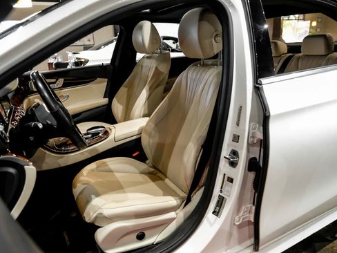 Used 2019 Mercedes-Benz E 300 4MATIC image 4