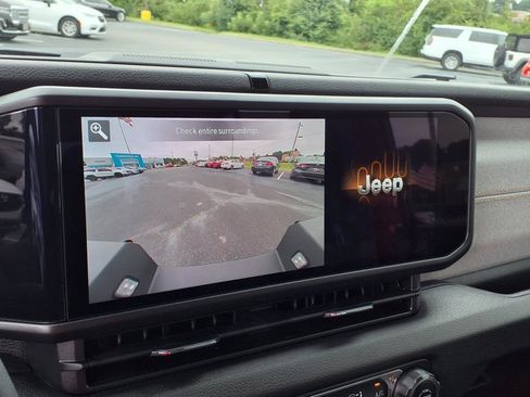 Used 2025 Jeep Gladiator Willys image 9