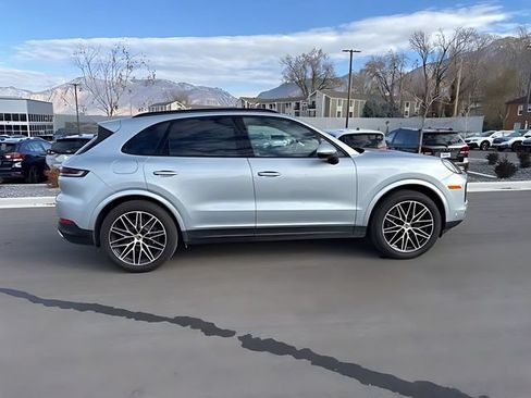 Used 2024 Porsche Cayenne w/ Premium Package AWD/4WD image 2