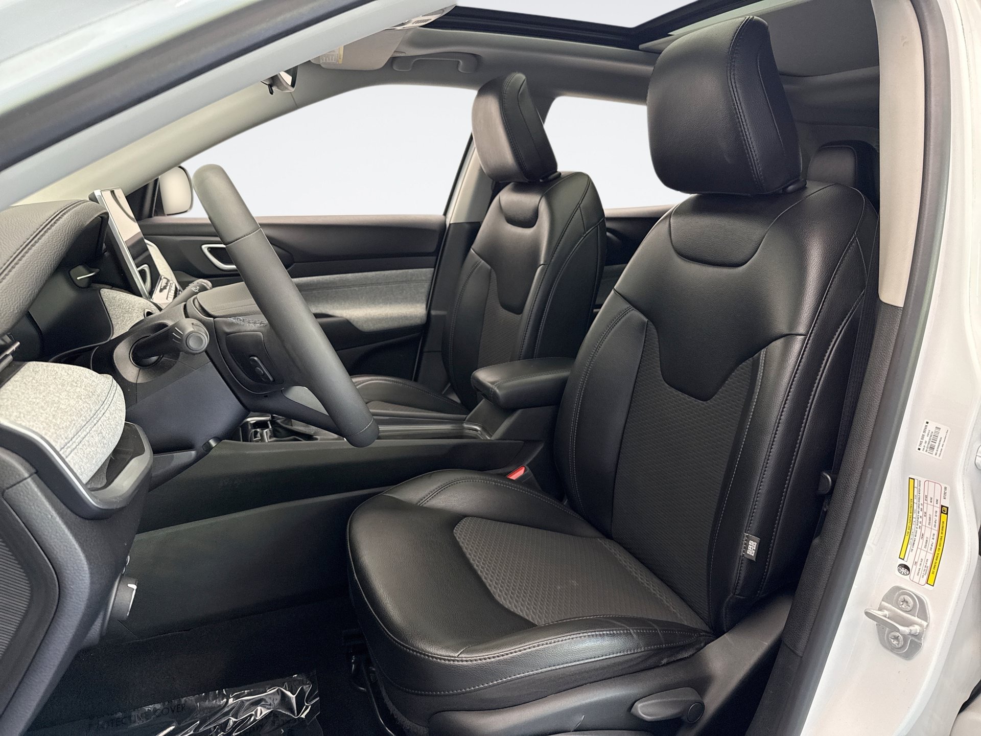 Used 2022 Jeep Compass Latitude w/ Sun and Sound Group AWD/4WD image 9