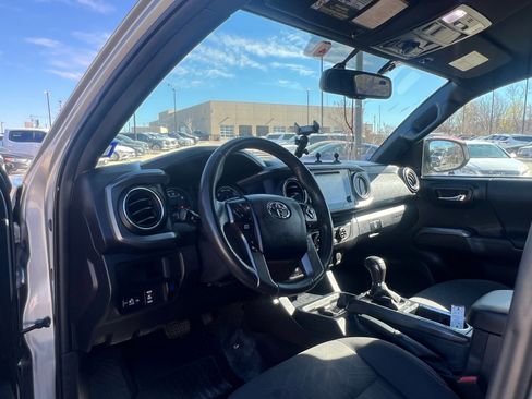 Used 2016 Toyota Tacoma TRD Off-Road image 20