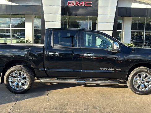 Used 2020 Nissan Titan SL w/ Moonroof Package image 9