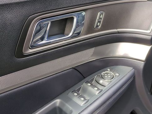 Used 2018 Ford Explorer XLT w/ Equipment Group 202A image 11