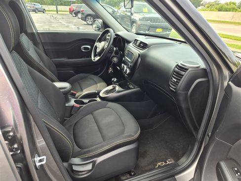 Used 2016 Kia Soul + FWD image 10