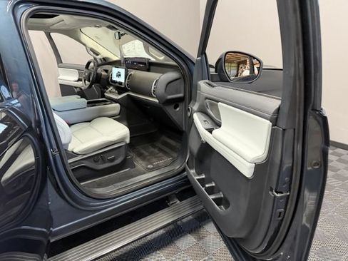 Used 2025 Ford Expedition Max Platinum w/ Driver's Package AWD/4WD image 25