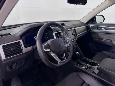 Used 2023 Volkswagen Atlas SE w/ Panoramic Sunroof Package image 4