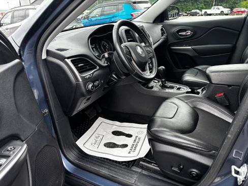 Used 2020 Jeep Cherokee Latitude Plus w/ Comfort/Convenience Group AWD/4WD image 12