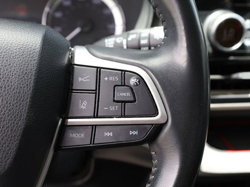 Used 2023 Toyota Highlander LE image 33