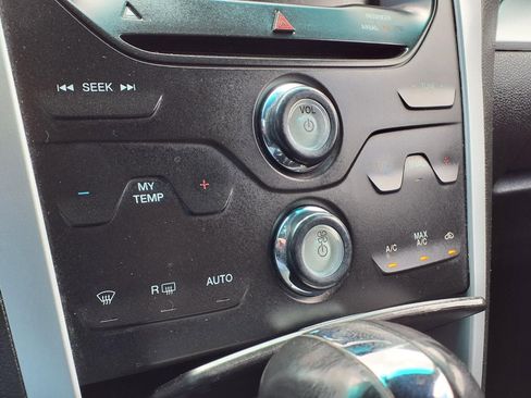 Used 2013 Ford Explorer XLT AWD/4WD image 22
