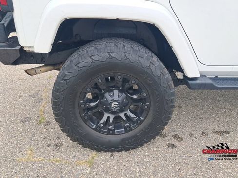 Used 2018 Jeep Wrangler Unlimited Sahara w/ Connectivity Group AWD/4WD image 28