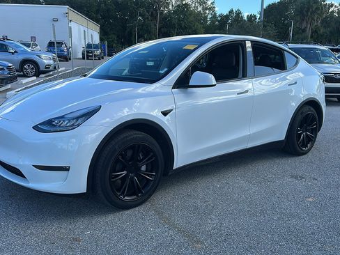 Used 2021 Tesla Model Y 2WD image 3
