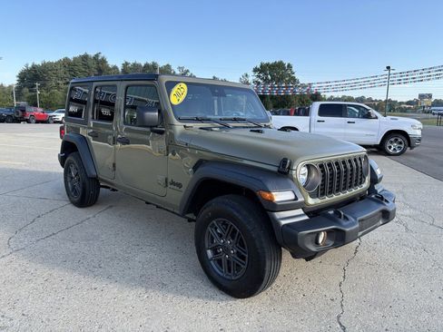 Used 2025 Jeep Wrangler Sport image 7
