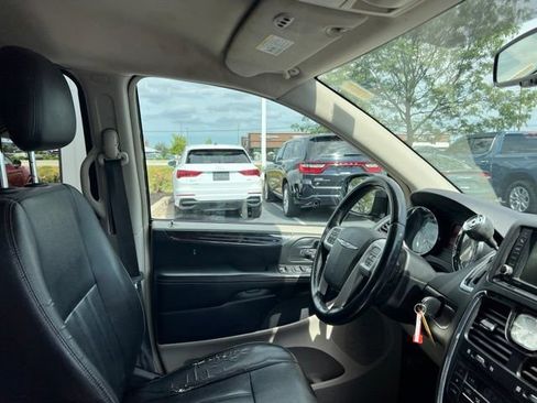 Used 2016 Chrysler Town & Country Touring FWD image 34