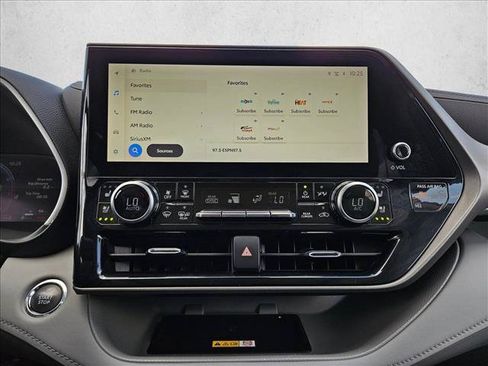 Used 2023 Toyota Highlander Limited FWD image 14